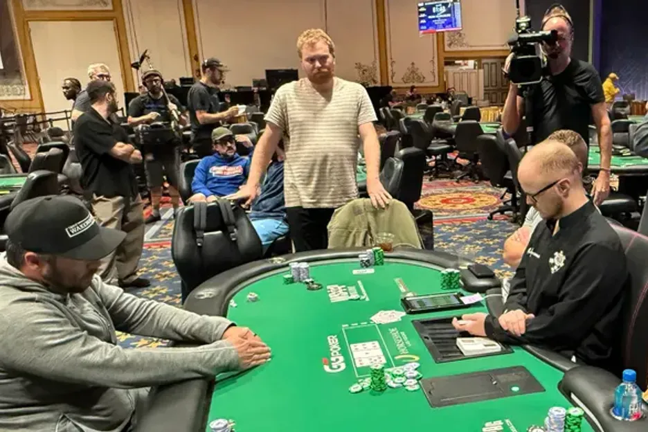 【EV扑克】WSOP主赛事“拖时间门”:为躺赚2万美金,他磨了整整17分钟